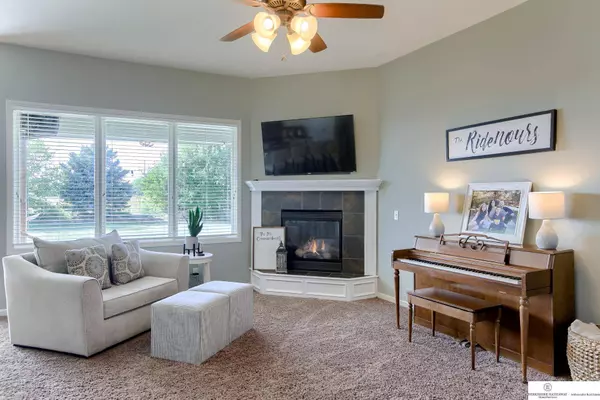 904 S 201 Street, Elkhorn, NE 68022