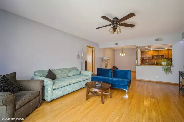 555 S River RD #707, Des Plaines, IL 60016