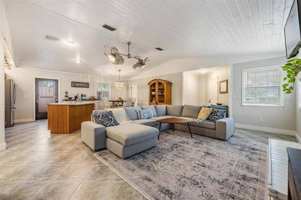 420 WOODLAWN AVE, Belleair, FL 33756