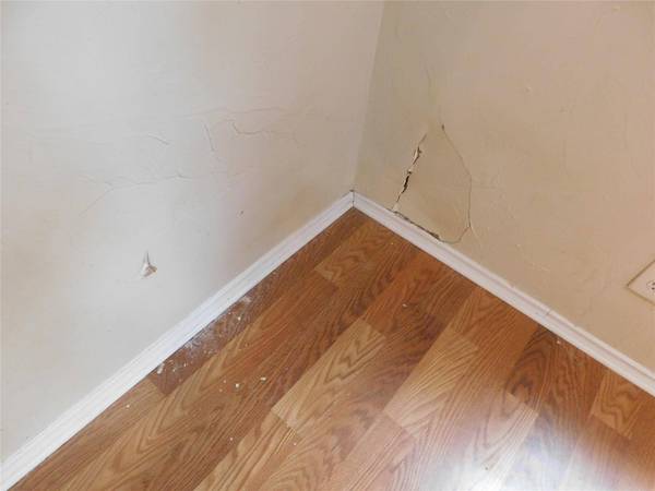 108 Roundtree Drive, Crowley, TX 76036