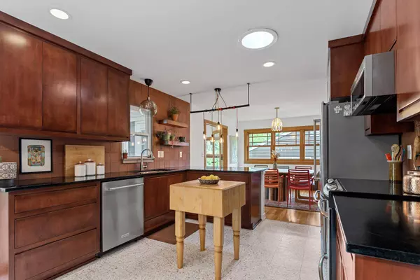 2475 Chatsworth ST N, Roseville, MN 55113