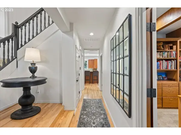 5726 CHARLES CIR, Lake Oswego, OR 97035