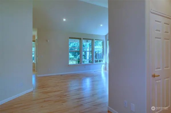 7079 SW Dunraven LN, Port Orchard, WA 98367