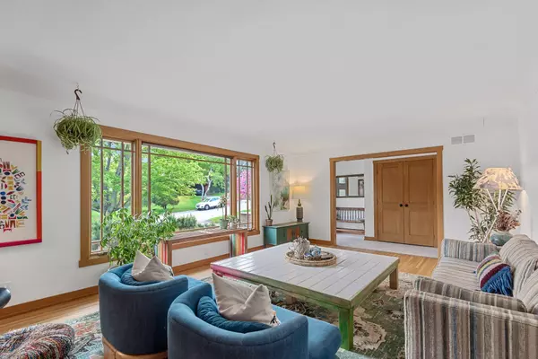 2475 Chatsworth ST N, Roseville, MN 55113