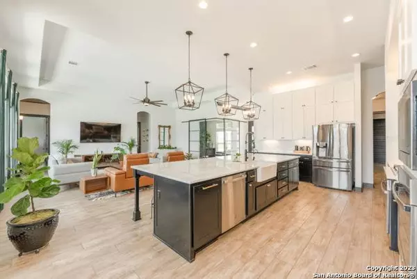 7102 Saur Legacy Dr, Fair Oaks Ranch, TX 78015