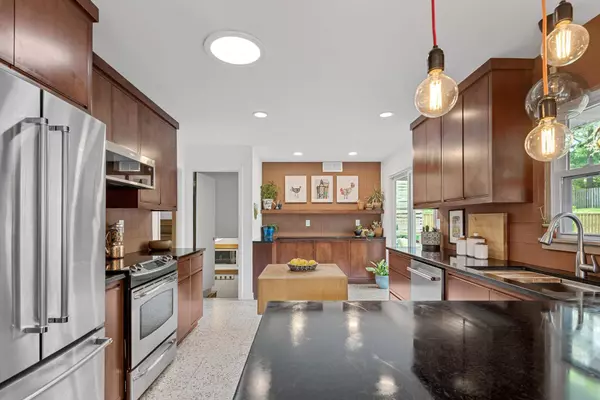 2475 Chatsworth ST N, Roseville, MN 55113