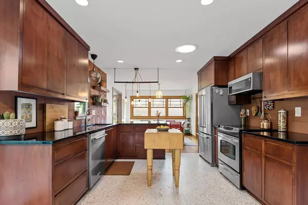 2475 Chatsworth ST N, Roseville, MN 55113