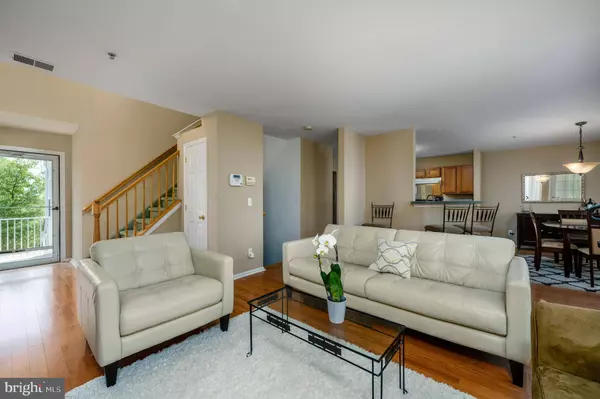 4 DUDLEY CT, Green Brook, NJ 08812