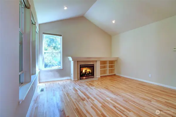 7079 SW Dunraven LN, Port Orchard, WA 98367