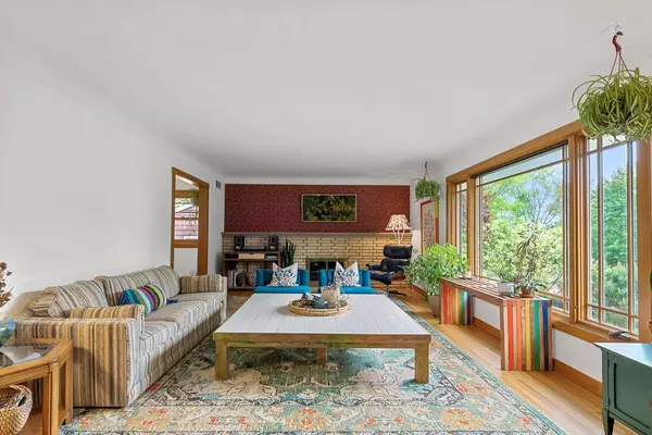 2475 Chatsworth ST N, Roseville, MN 55113