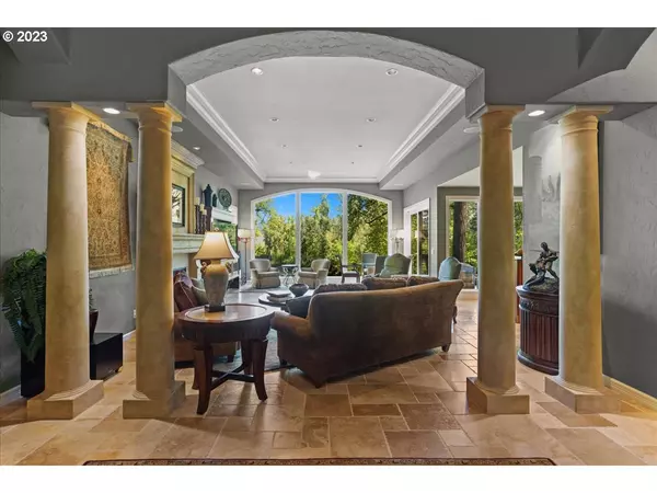 15555 S CLACKAMAS RIVER DR, Oregon City, OR 97045