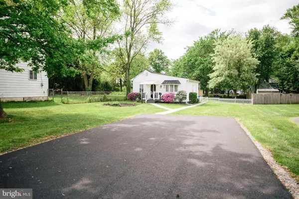 324 S MAPLE AVE, Maple Shade, NJ 08052