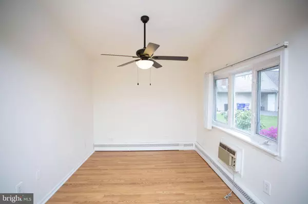 324 S MAPLE AVE, Maple Shade, NJ 08052