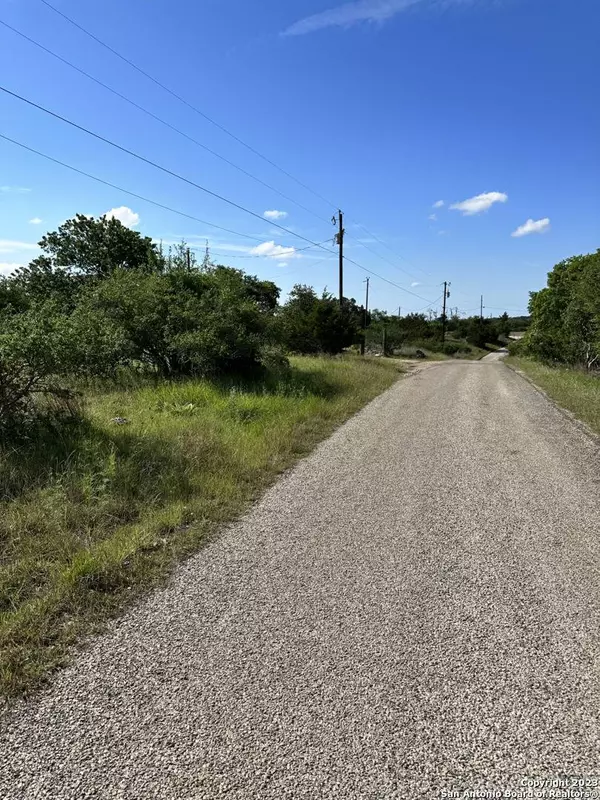 407 Deer RD, Comfort, TX 78624