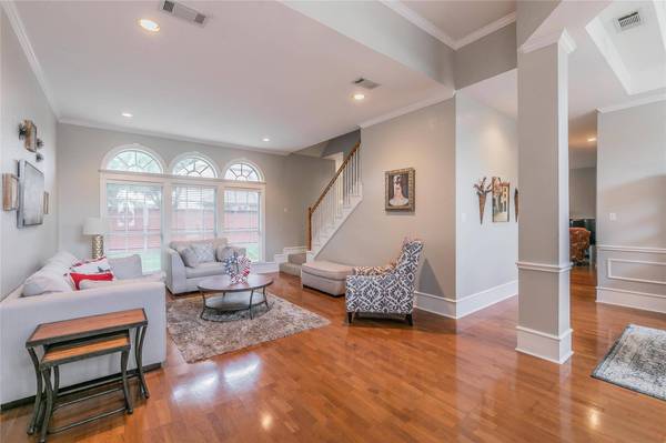 513 Quail Cove Court, Hurst, TX 76054