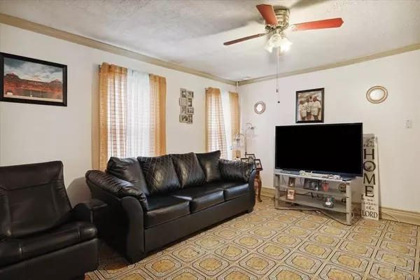 93 Bodwell St, Lawrence, MA 01841