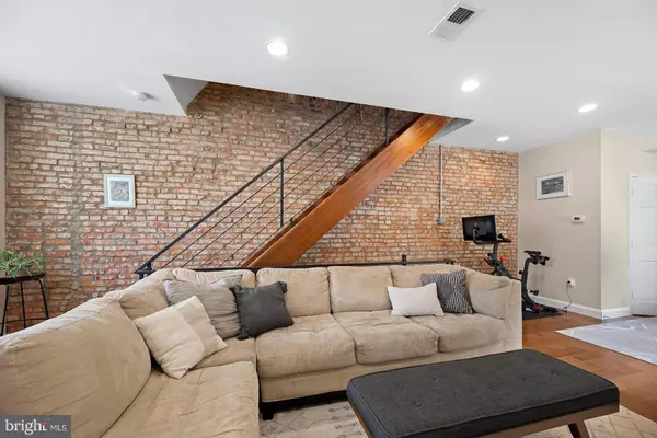 2118 E HUNTINGDON ST, Philadelphia, PA 19125