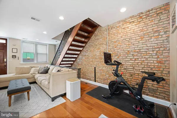 2118 E HUNTINGDON ST, Philadelphia, PA 19125