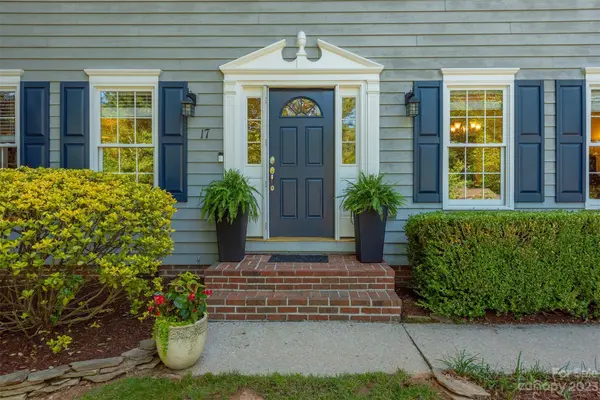 17 Bear Knoll DR, Asheville, NC 28805