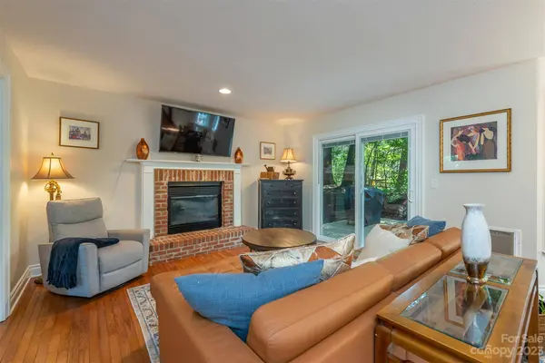 17 Bear Knoll DR, Asheville, NC 28805