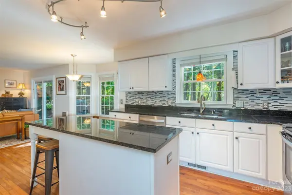 17 Bear Knoll DR, Asheville, NC 28805