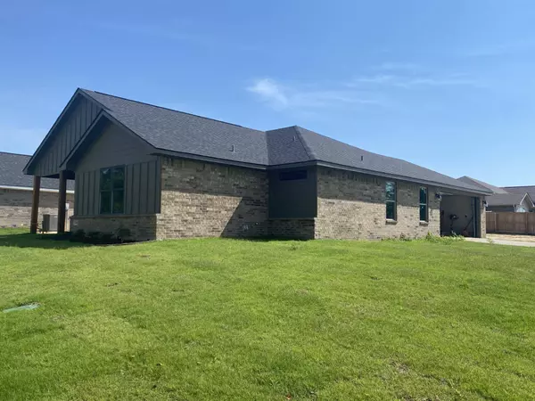 16209 Crossing Circle, Lindale, TX 75771