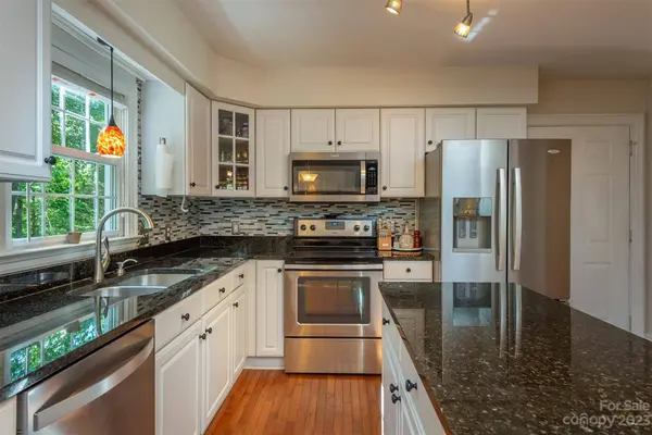 17 Bear Knoll DR, Asheville, NC 28805