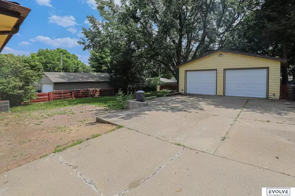 7739 Western Avenue, Omaha, NE 68114