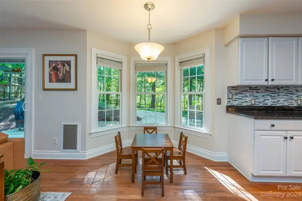 17 Bear Knoll DR, Asheville, NC 28805