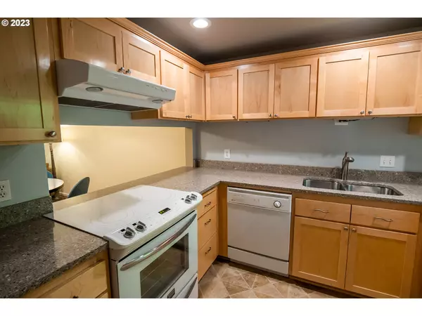 383 HUNINGTON AVE, Eugene, OR 97405