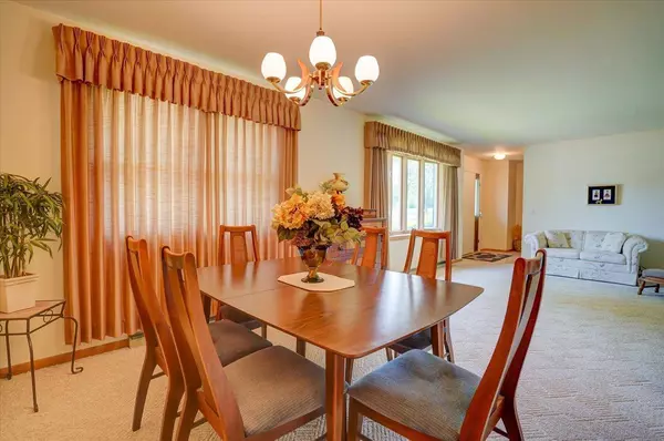 910 Meadowlark Dr, Madison, WI 53714