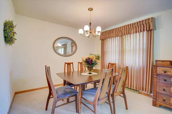 910 Meadowlark Dr, Madison, WI 53714