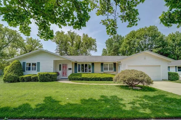 910 Meadowlark Dr, Madison, WI 53714