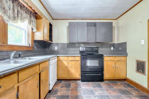 135 S WASHINGTON AVE, Pulaski, VA 24301