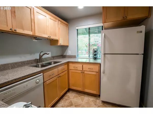 383 HUNINGTON AVE, Eugene, OR 97405