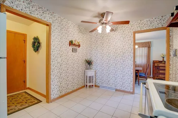 910 Meadowlark Dr, Madison, WI 53714