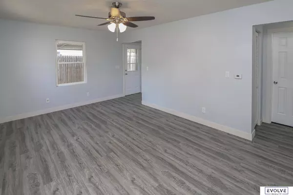 3917 V Street, Omaha, NE 68107