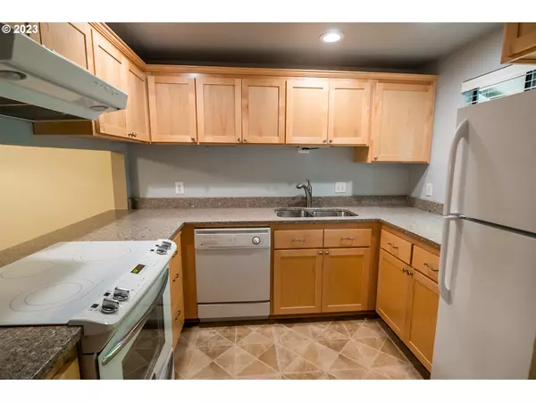 383 HUNINGTON AVE, Eugene, OR 97405