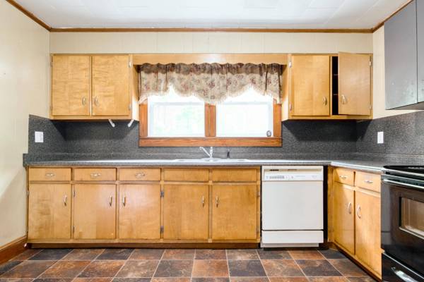 135 S WASHINGTON AVE, Pulaski, VA 24301