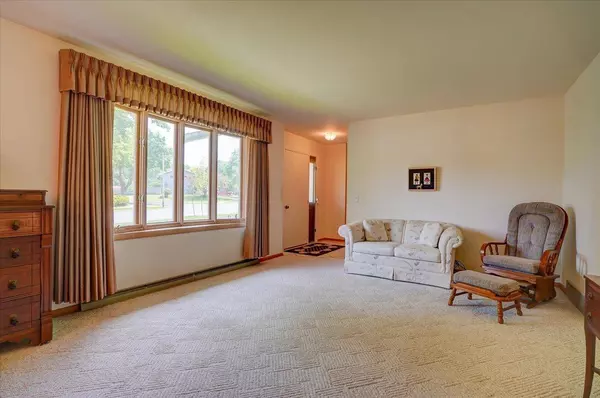 910 Meadowlark Dr, Madison, WI 53714