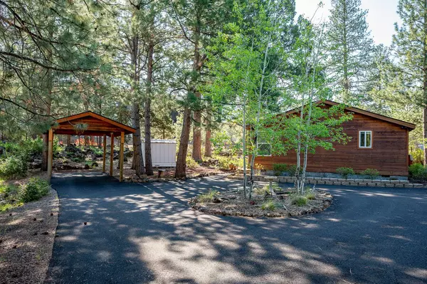 60892 Ridge Dr, Bend, OR 97702