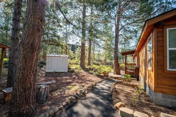 60892 Ridge Dr, Bend, OR 97702