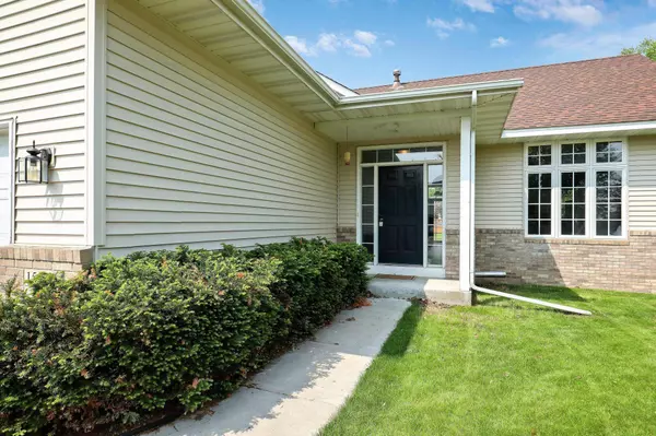 1556 Windsor DR S, Shakopee, MN 55379