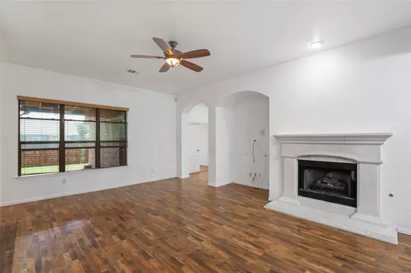 5840 Somerton Drive, Grand Prairie, TX 75052