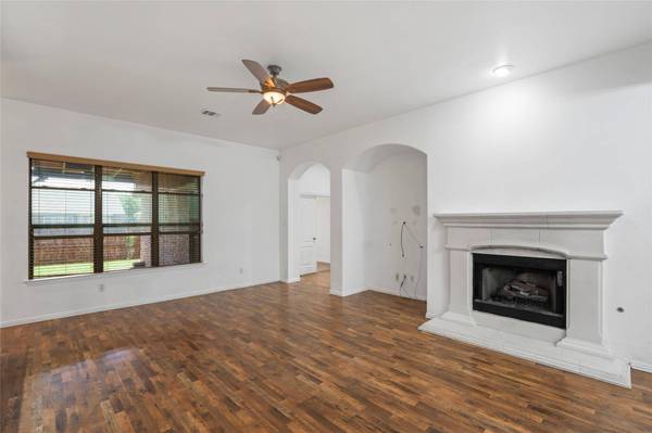 5840 Somerton Drive, Grand Prairie, TX 75052