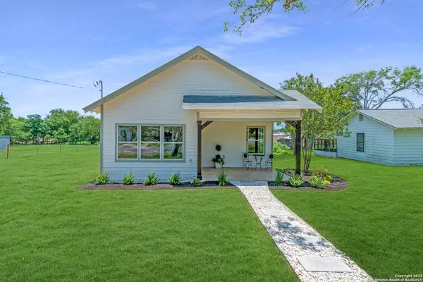 1806 C st, Floresville, TX 78114