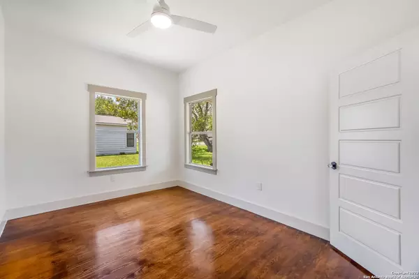 1806 C st, Floresville, TX 78114