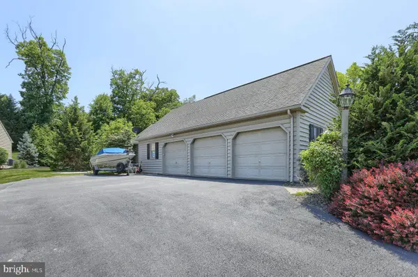 3945 BLOSSOM VALLEY DR, York, PA 17402