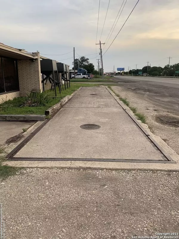 3333 Main St, Uvalde, TX 78801