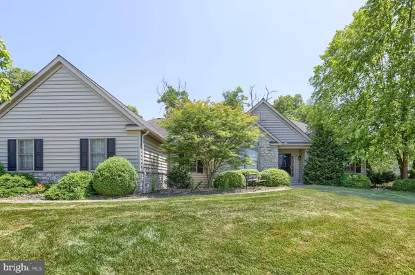 3945 BLOSSOM VALLEY DR, York, PA 17402